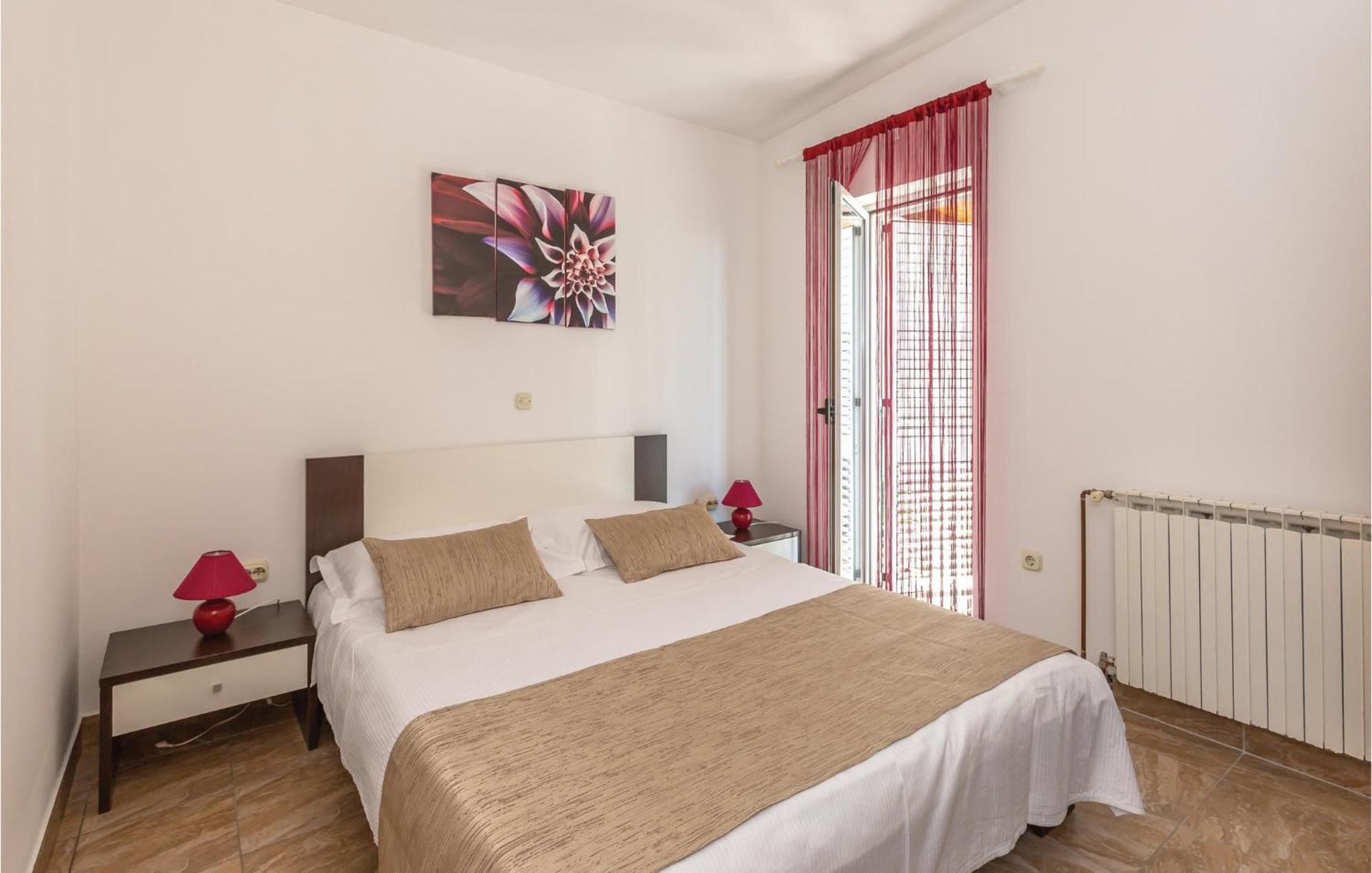 2 Bedroom Cozy Apartment In Макарска Экстерьер фото