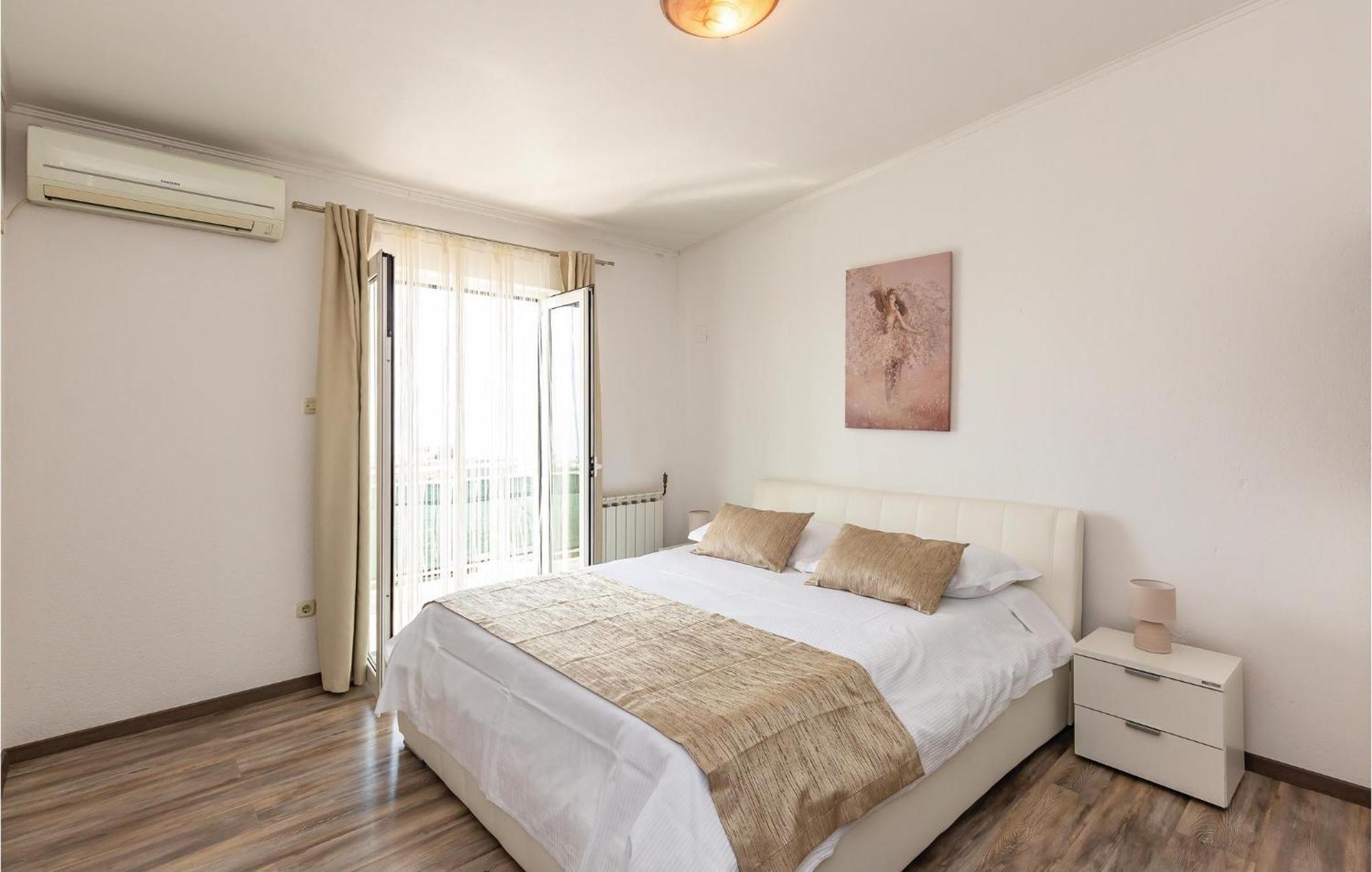 2 Bedroom Cozy Apartment In Макарска Экстерьер фото