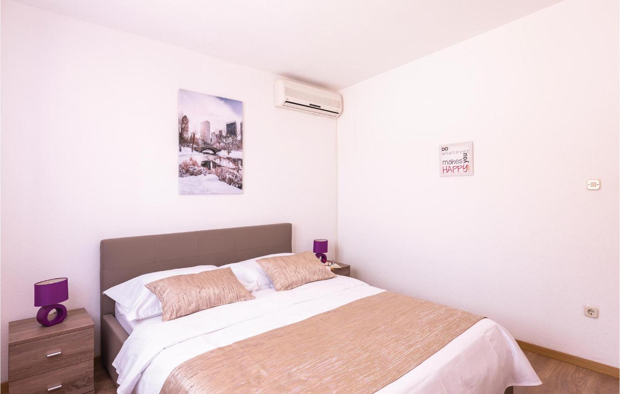 2 Bedroom Cozy Apartment In Макарска Экстерьер фото