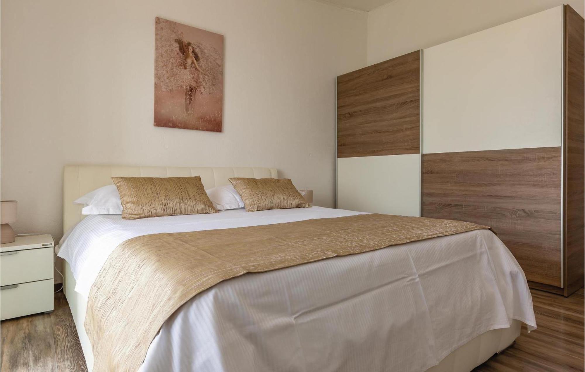 2 Bedroom Cozy Apartment In Макарска Экстерьер фото