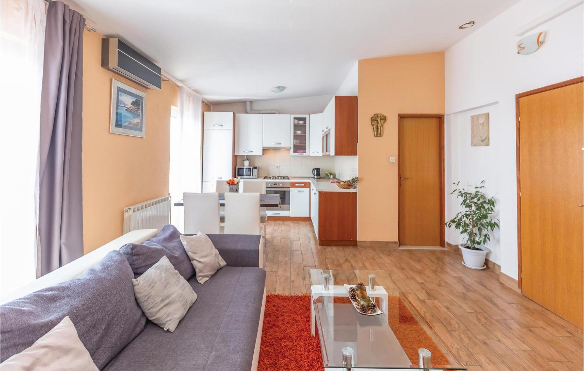 2 Bedroom Cozy Apartment In Макарска Экстерьер фото