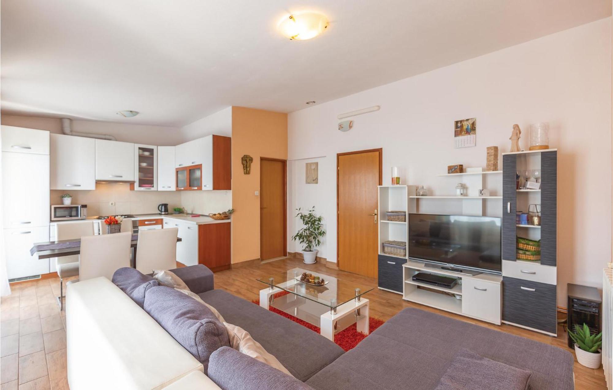 2 Bedroom Cozy Apartment In Макарска Экстерьер фото