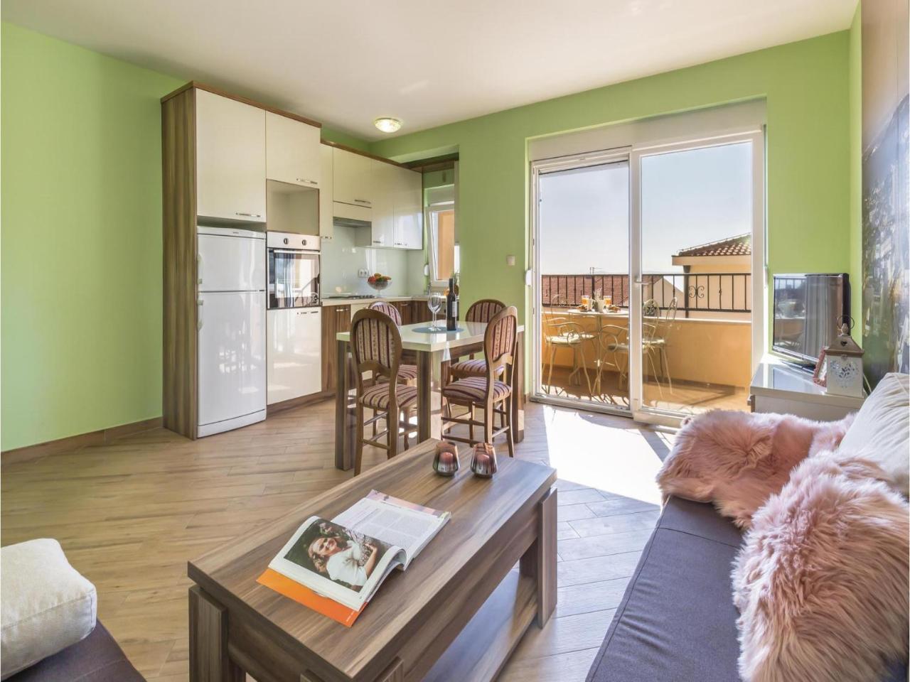2 Bedroom Cozy Apartment In Макарска Экстерьер фото