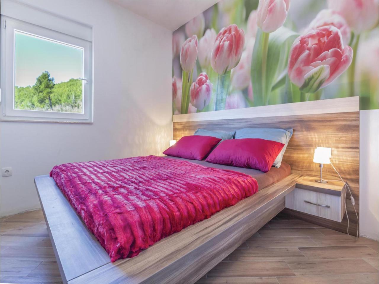 2 Bedroom Cozy Apartment In Макарска Экстерьер фото