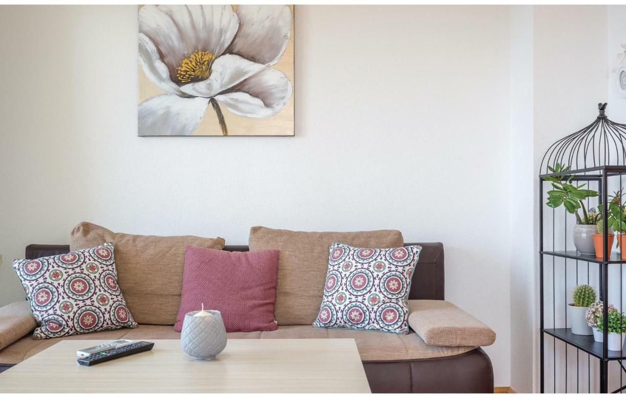 2 Bedroom Cozy Apartment In Макарска Экстерьер фото