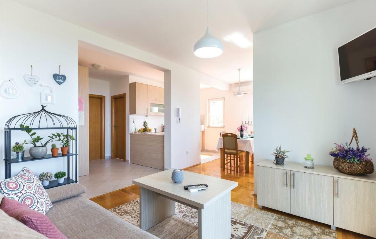 2 Bedroom Cozy Apartment In Макарска Экстерьер фото