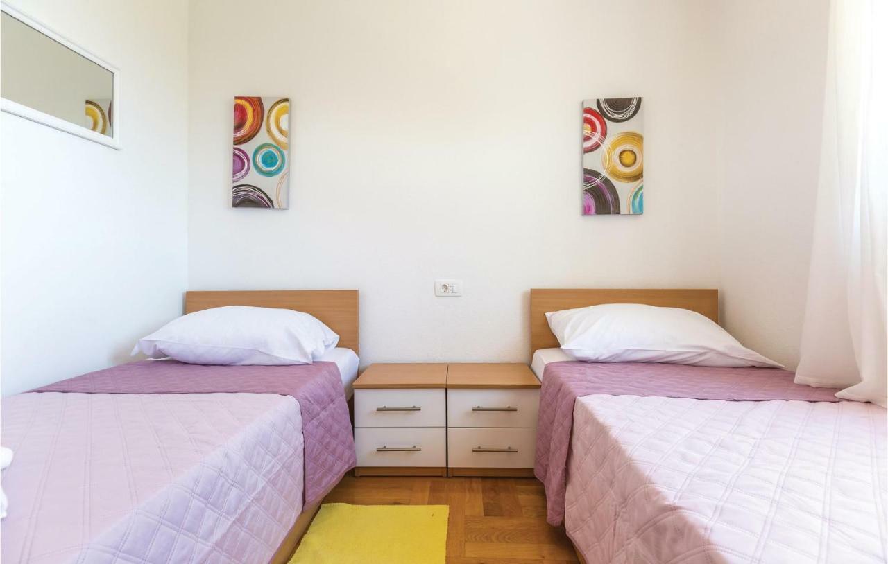 2 Bedroom Cozy Apartment In Макарска Экстерьер фото