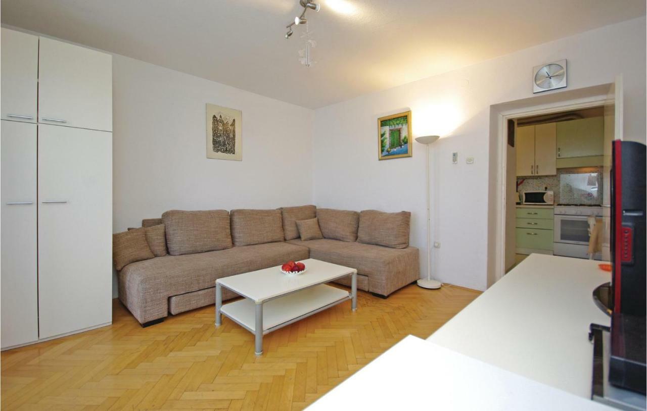 2 Bedroom Cozy Apartment In Макарска Экстерьер фото